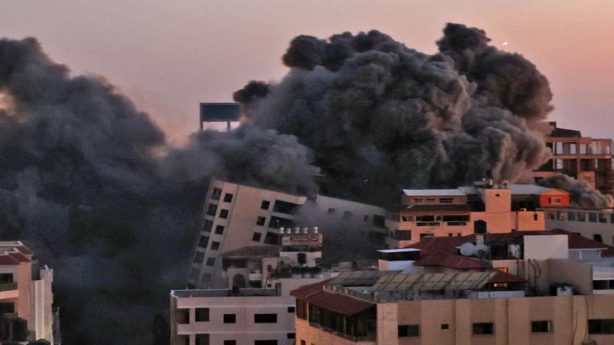 Một tòa nhà bị đánh sập ở Dải Gaza. Ảnh chụp màn hình