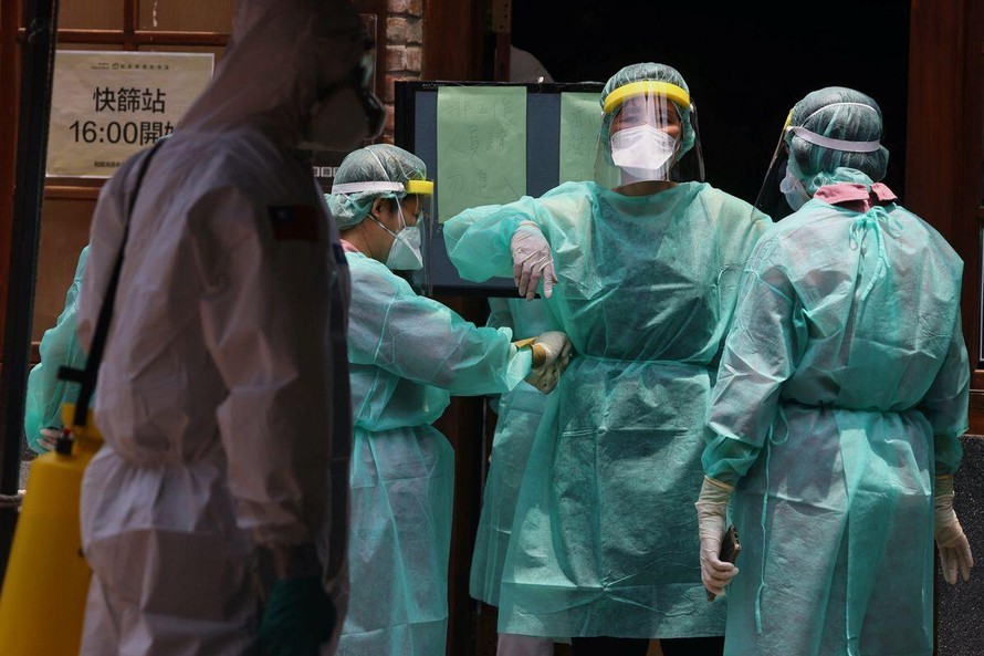Nhân viên y tế Đài Loan (Trung Quốc) chuẩn bị xét nghiệm cho người dân. Ảnh: Reuters
