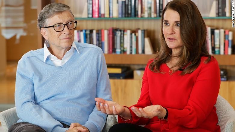 Tỉ phú Bill Gates và vợ Melinda. Ảnh: AP
