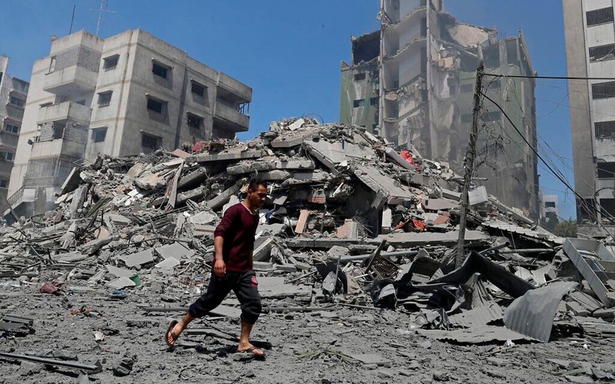 Một tòa nhà ở thành phố Gaza bị phá hủy bởi hỏa lực Israel. Ảnh: AP