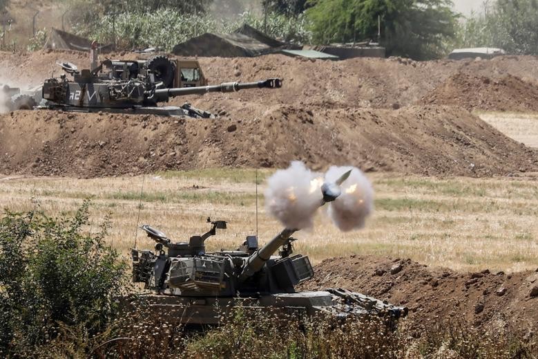 Israel nã đạn pháo về phía Dải Gaza ngày 16/5. Ảnh: Reuters