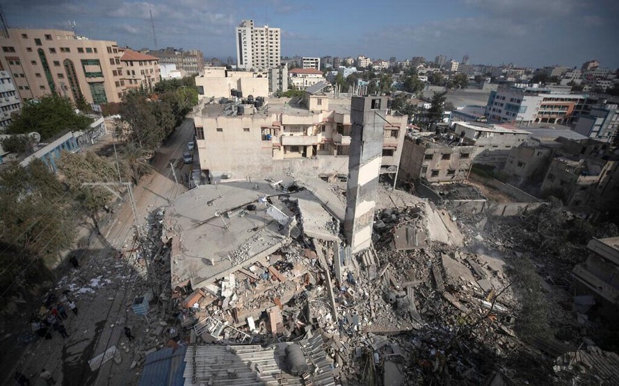 Một tòa nhà ở Dải Gaza bị quân đội Israel đánh sập sáng 18/5. Ảnh: AP