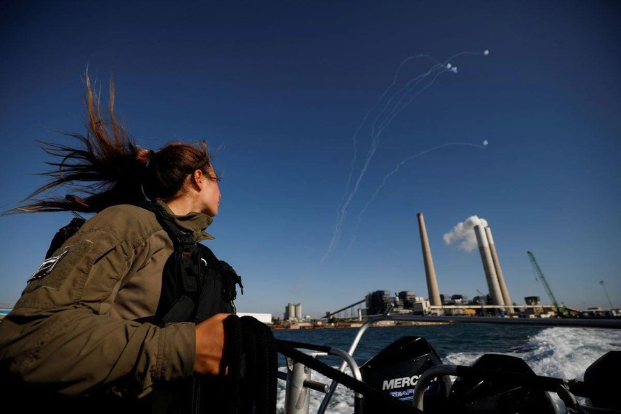 Nữ binh sĩ Israel nhìn hệ thống phòng thủ Vòm Sắt của nước này bắn hạ rocket từ Dải Gaza. Ảnh: Reuters