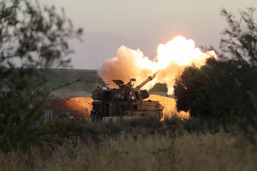 Quân đội Israel nã đạn về phía Dải Gaza. Ảnh: Reuters