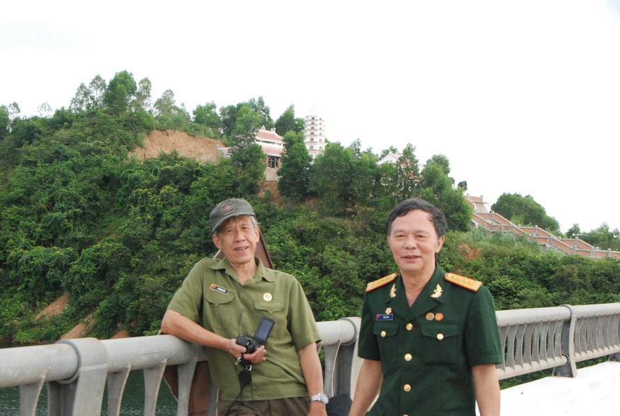 Nhà văn Phạm Hoa (bên phải) trong lần thăm lại chiến trường xưa. Ảnh Xuân Ba