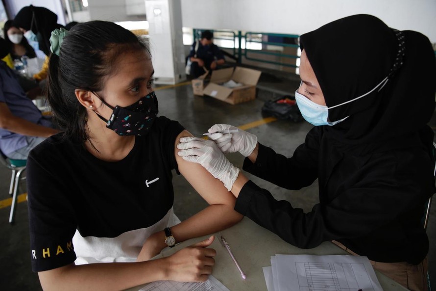 Một phụ nữ Indonesia đang tiêm vắc xin. Ảnh: EFE-EPA