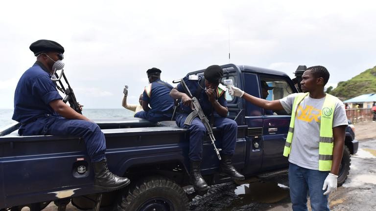 Nhân viên y tế đo thân nhiệt cho cảnh sát tại Congo. Ảnh: Reuters