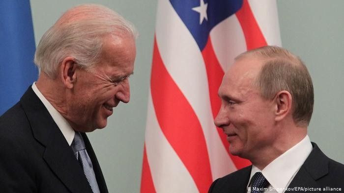 Ông Biden gặp ông Putin hồi năm 2011. Ảnh: Shutterstock