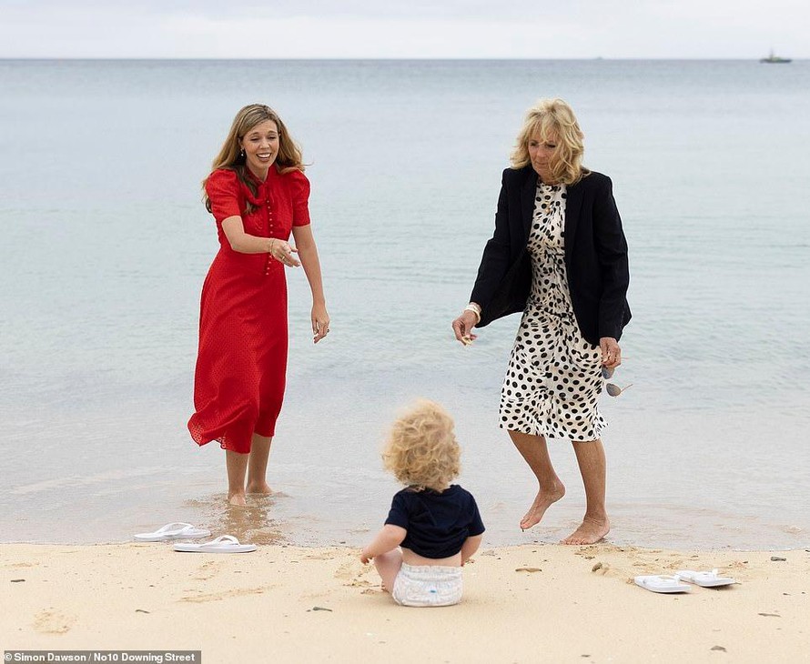 Đệ nhất phu nhân Mỹ chơi đùa trên bãi biển cùng con trai Thủ tướng Anh