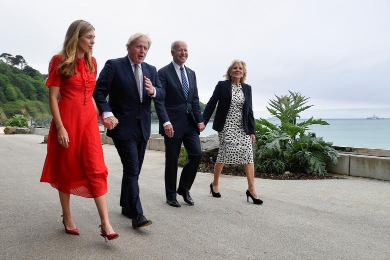 Thủ tướng Anh Boris Johnson, Tổng thống Mỹ Joe Biden cùng phu nhân đi dạo bên ngoài khách sạn ở Vịnh Carbis. Ảnh: Reuters