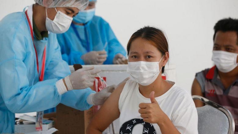 Một nhân viên y tế Campuchia tiêm vắc xin. Ảnh: Phnom Penh Post