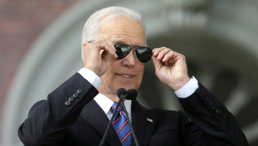 Tổng thống Mỹ Joe Biden vốn rất ưa thích các cặp kính phi công. Ảnh: AP