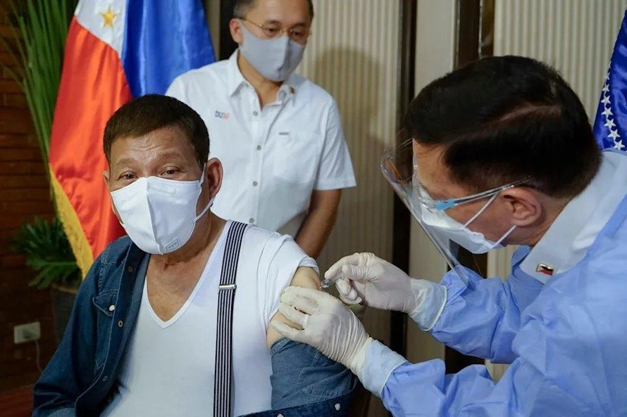 Ông Duterte tiêm vắc xin hôm 3/5. Ảnh: AP