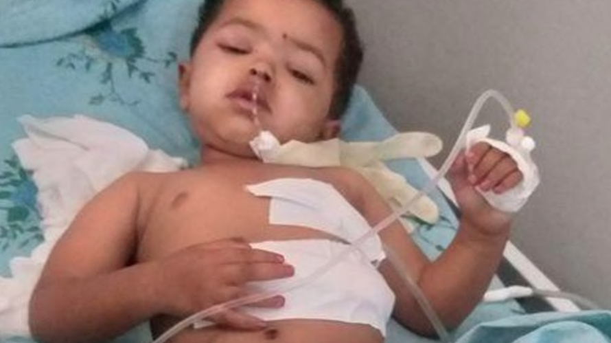 Một em bé bị thương sau vụ không kích. Ảnh: Reuters