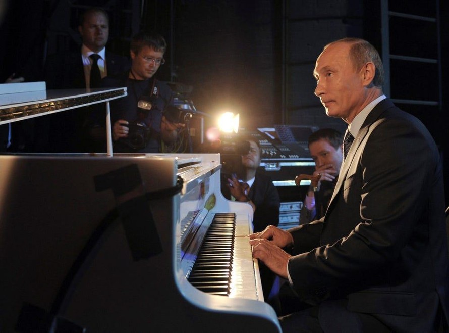 Tổng thống Nga Putin từng nhiều lần trổ tài chơi piano. Ảnh: Reuters