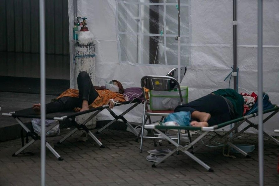 Bệnh nhân COVID-19 nằm trong lều vì bệnh viện thiếu giường. Ảnh: Reuters