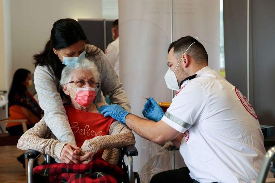 Một cụ bà tiêm vắc xin ở Netanya (Israel). Ảnh: Reuters