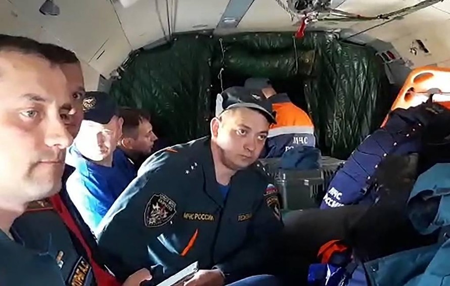 Lực lượng cứu hộ trên trực thăng Mi-8. Ảnh: Tass