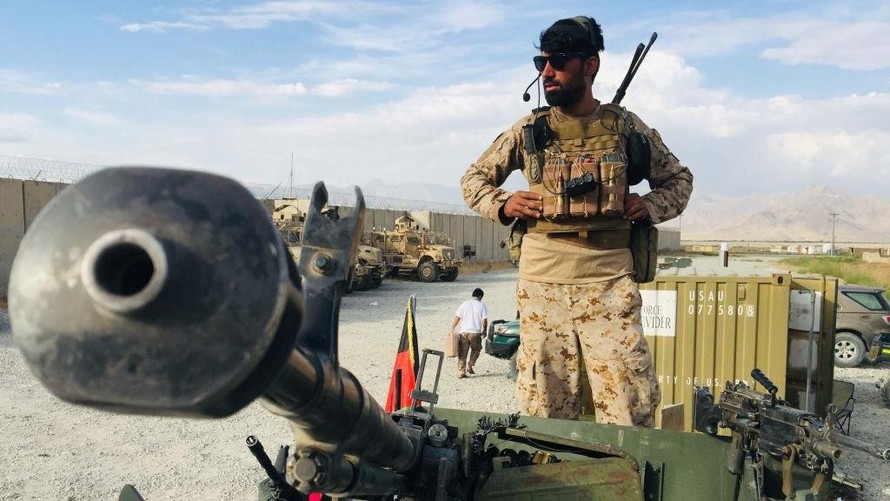 Một binh sĩ Afghanistan canh gác căn cứ Bagram sau khi quân đội Mỹ rời đi. Ảnh: AP