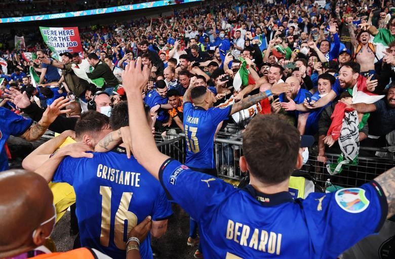 Các cầu thủ Italia ăn mừng cùng người hâm mộ trên sân vận động Wembley sau khi giành ngôi vô địch Euro 2020. Ảnh: Reuters