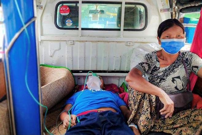 Một bệnh nhân COVID-19 ở Kale được chở đến bệnh viện bằng xe tải. Ảnh: Reuters
