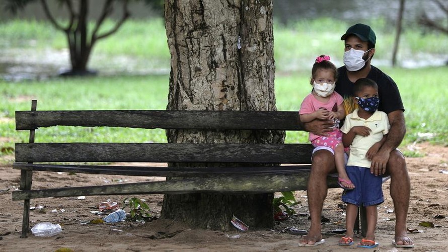 Một gia đình người Brazil đứng trước cơ sở tiêm chủng. Ảnh: Reuters