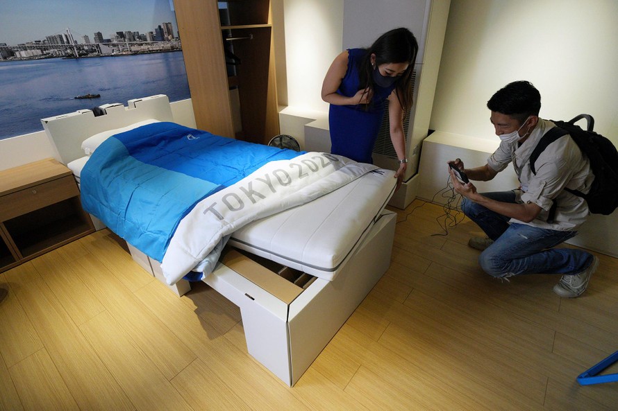 Giường bằng bìa cứng ở làng Olympic Tokyo. Ảnh: AP