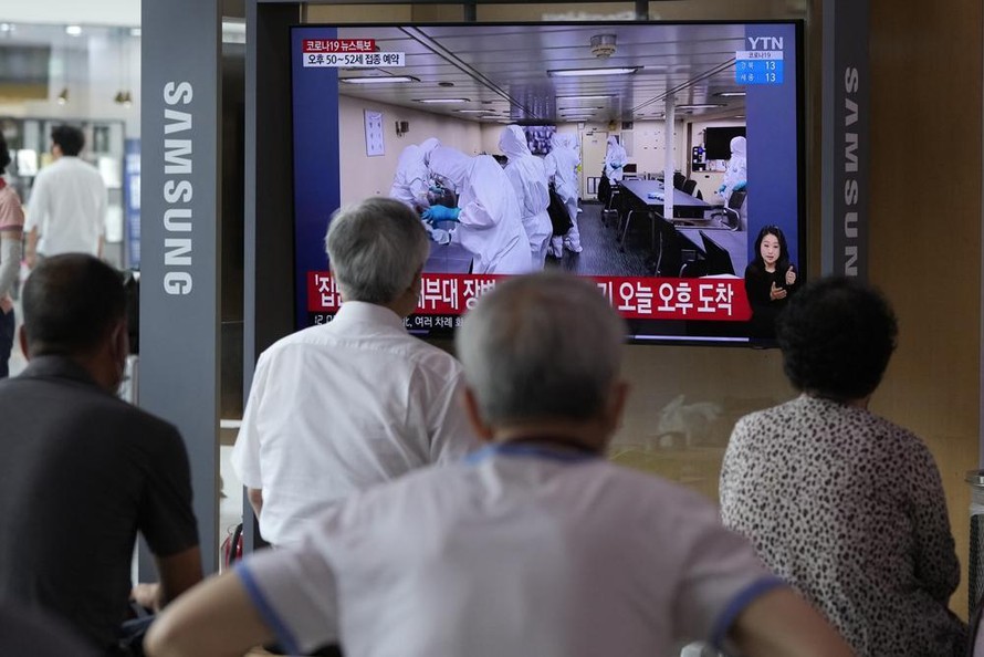 Người dân Hàn Quốc theo dõi thông tin về tàu khu trục Munmu The Great. Ảnh: AP