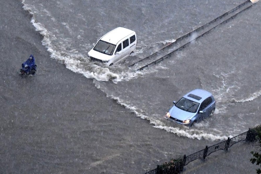 Trịnh Châu (tỉnh Hà Nam, Trung Quốc) ngập lụt vì mưa lớn ngày 20/7. Ảnh: AP