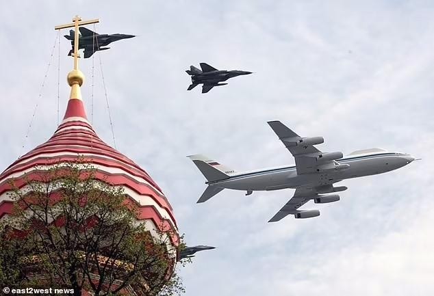 Máy bay Ilyushin Il-80 bay qua thủ đô Moscow (Nga) trong lễ diễu binh. Ảnh: Daily Mail
