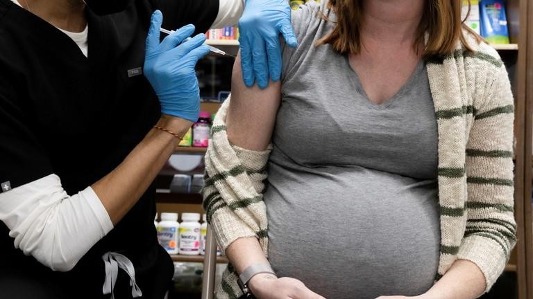 Một phụ nữ tiêm vắc xin ngừa COVID-19 ở Pennsylvania (Mỹ). Ảnh: Reuters