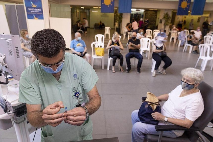 Người dân Israel đi tiêm chủng ở thủ đô Tel Aviv. Ảnh: Bloomberg