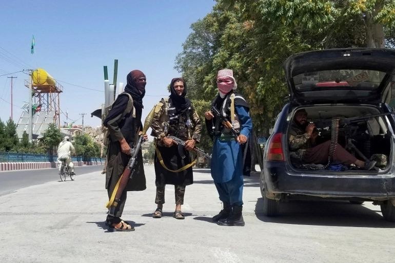 Chiến binh Taliban ở Ghazni sau khi nhóm tuyên bố chiếm được thủ phủ này hôm thứ Năm, 12/8. Ảnh: AP