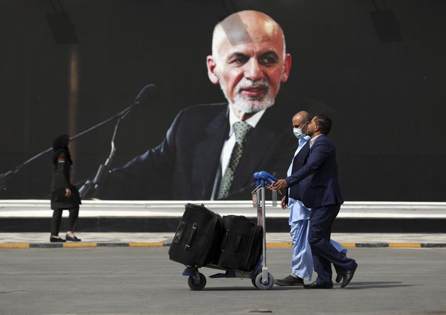 Người dân đẩy hành lý vào sân bay Kabul. Ảnh: AP