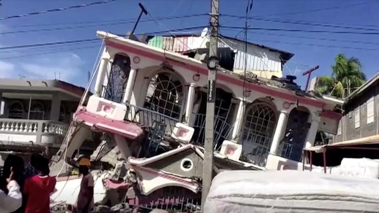 Một ngôi nhà bị hư hại trong trận động đất. Ảnh: Reuters