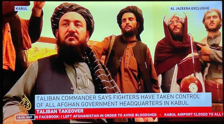 Các tay súng Taliban trong Dinh Tổng thống ở thủ đô Kabul. Ảnh: Al Jazeera