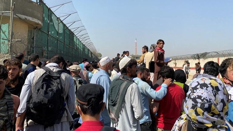 Đám đông người Afghanistan tụ tập bên ngoài sân bay Kabul với hi vọng được lên máy bay rời khỏi đất nước. Ảnh: Reuters