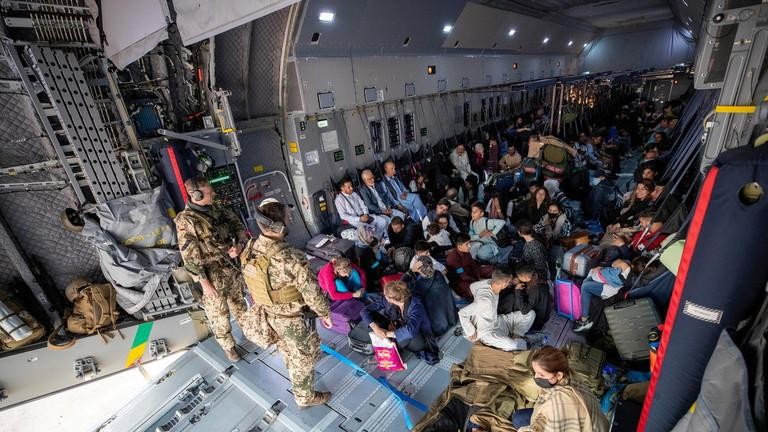 Máy bay vận tải Airbus A400 của Không quân Đức chở người sơ tán khỏi Afghanistan. Ảnh: Reuters