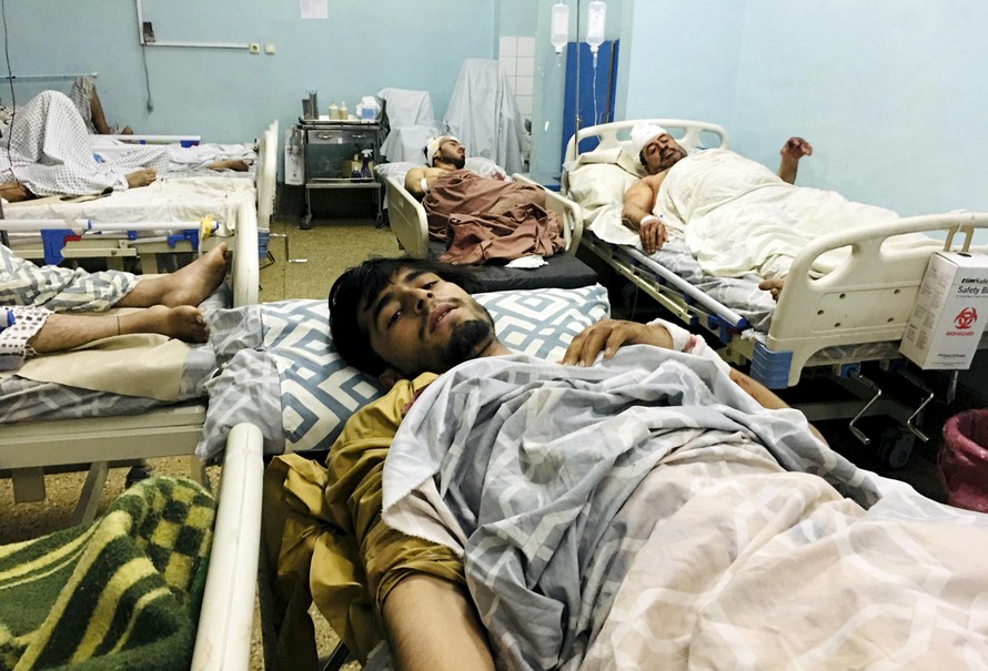 Những người Afghanistan bị thương trong vụ tấn công. Ảnh: AP
