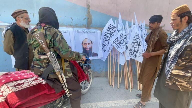 Một người bán cờ, poster Taliban ngay bên ngoài Đại sứ quán Mỹ ở Kabul. Ảnh: Reuters