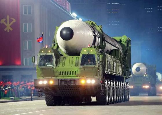 Tên lửa đạn đạo xuyên lục địa mới được Triều Tiên ra mắt trong lễ duyệt binh ngày 10/10/2020. Ảnh: KCNA