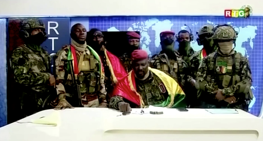 Lực lượng đặc nhiệm Guinea xuất hiện trên truyền hình quốc gia sau cuộc đảo chính. Ảnh chụp màn hình