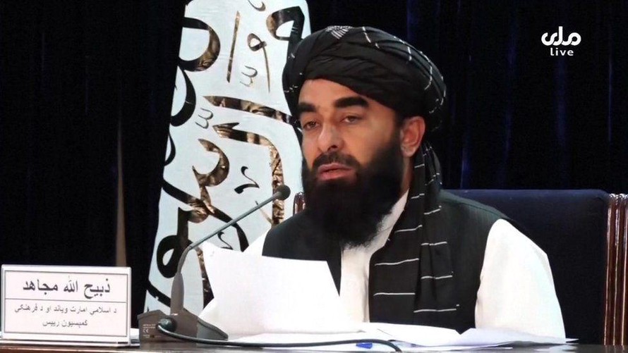 Phát ngôn viên Taliban công bố danh sách chính phủ lâm thời ngày 7/9. Ảnh: BBC
