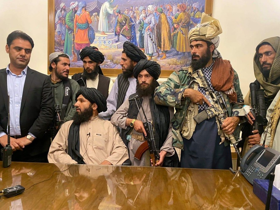 Các tay súng Taliban chiếm Dinh Tổng thống Afghanistan ngày 15/8. Ảnh: AP