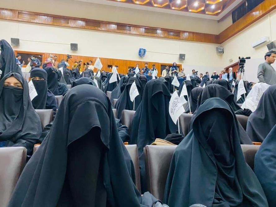 Phụ nữ tham gia mít tinh ủng hộ Taliban ở Đại học Giáo dục Shaheed Rabbani. Ảnh: Twitter