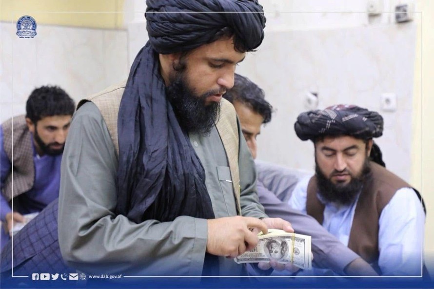 Kiểm đếm số tiền thu giữ được trong ngân hàng trung ương Afghanistan. Ảnh: Reuters
