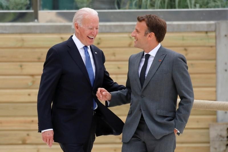 Tổng thống Mỹ Joe Biden và Tổng thống Pháp Emmanuel Macron gặp nhau tại Anh trong khuôn khổ hội nghị G7. Ảnh: Reuters