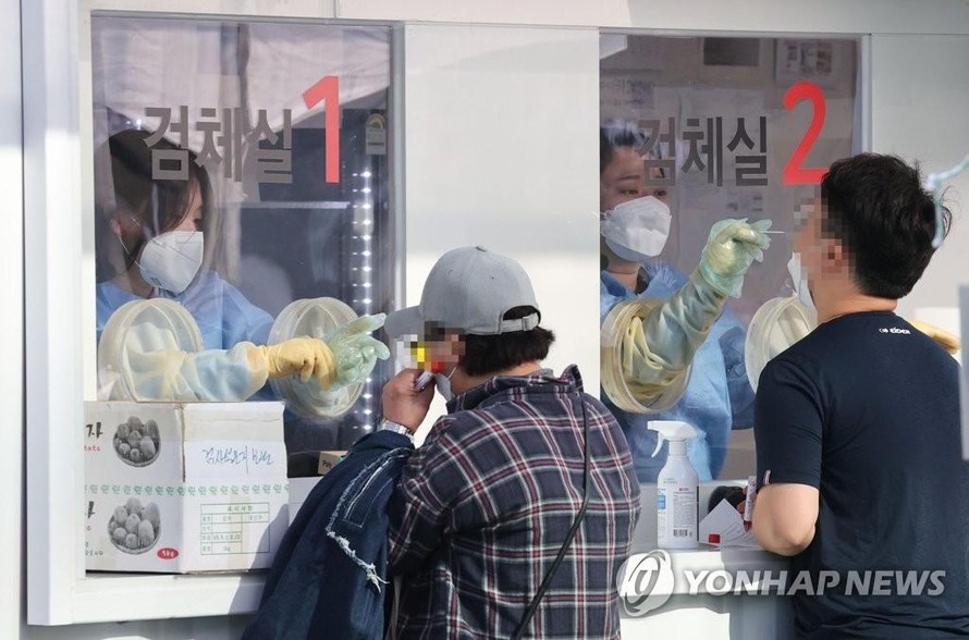 Người dân lấy mẫu xét nghiệm ở Gangnam. Ảnh: Yonhap
