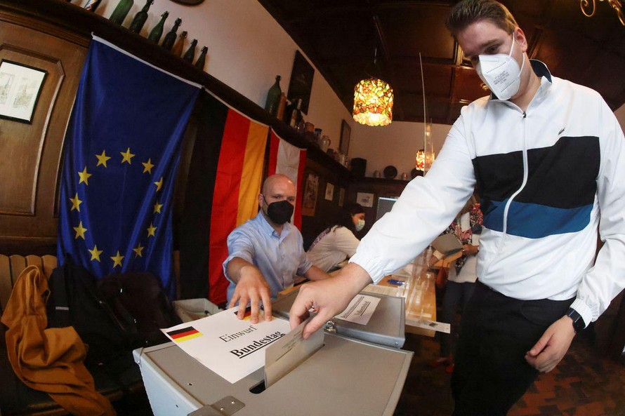 Người Đức đi bỏ phiếu ngày 26/9. Ảnh: Reuters