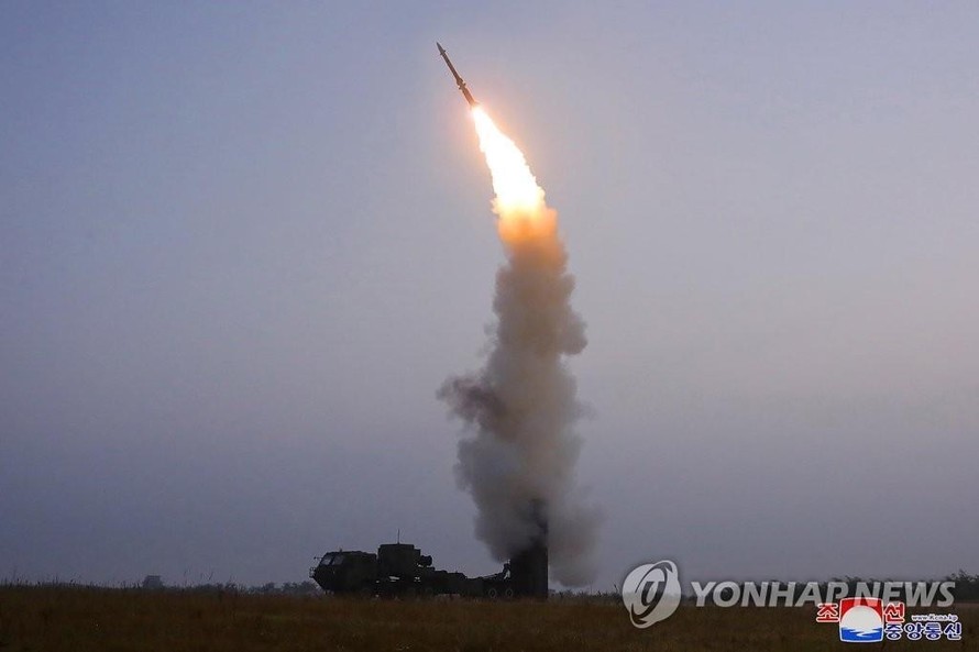 Hình ảnh tên lửa phòng không mới được Triều Tiên phóng thử hôm 30/9. Ảnh: Yonhap